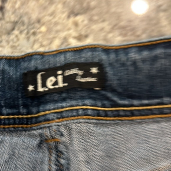 L.E.I brand blue jean shorts 13( juniors) - Picture 4 of 5